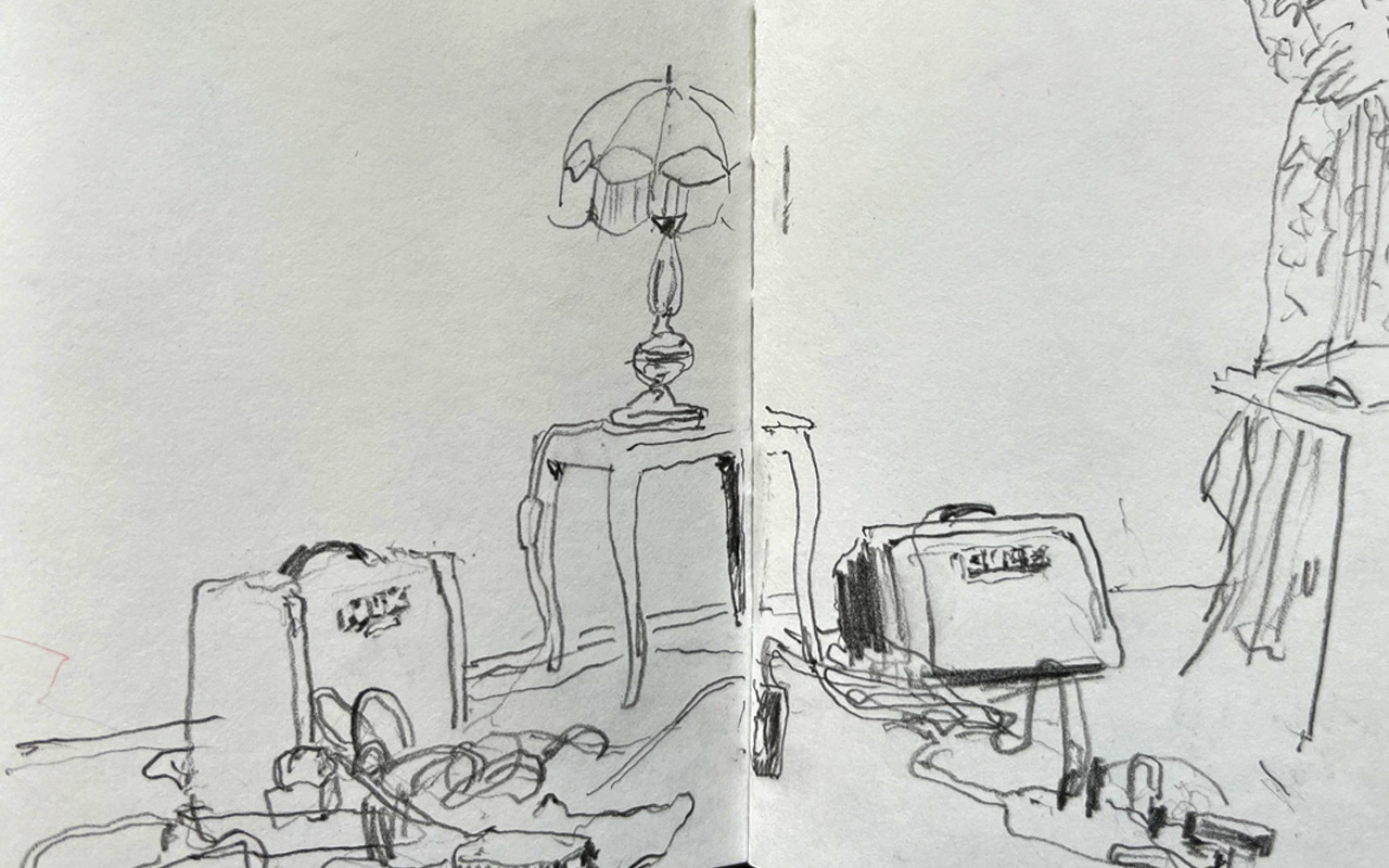 Eine Bleistiftzeichnung von zwei portable Lautsprecher, Kabeln und dazwischen eine Lampe auf einem kleinen Tisch